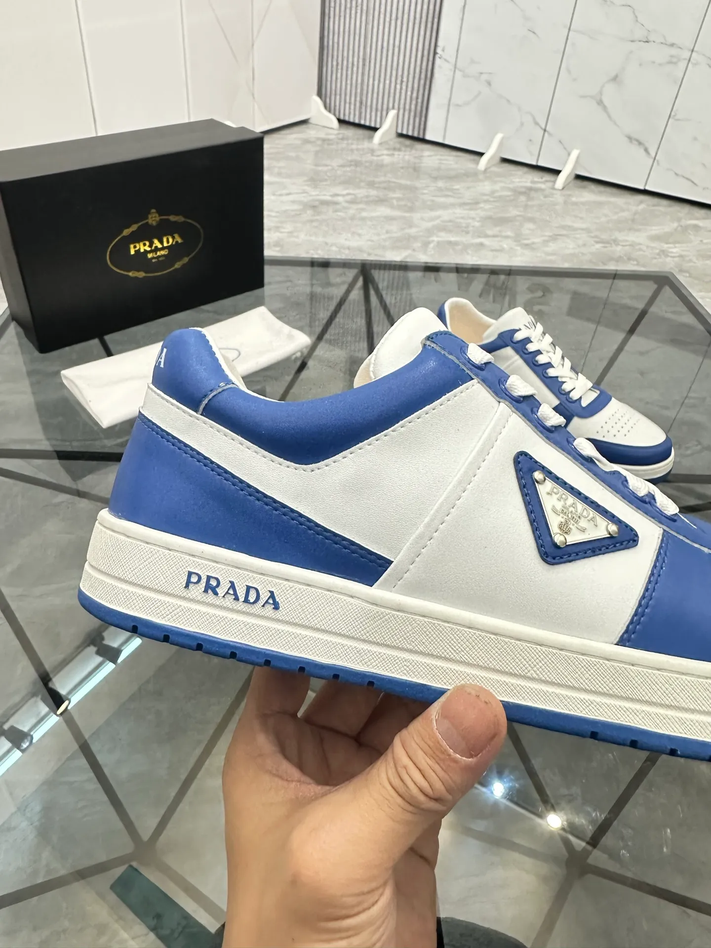 Men's shoes: 💰P400¥ Product trademark: Prada *"Prada*" low-top casual shoes Regular size: 38-44 (can be customized to 45) Product materials: imported cowhide upper, sheepskin lining, original outsole. Number: 020